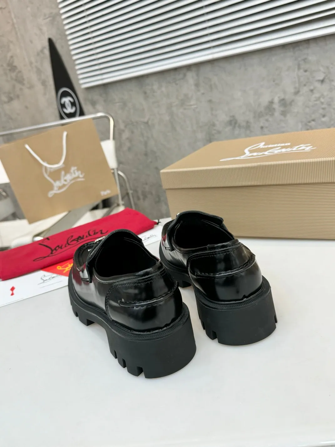 👟👟Ex-factory price 560👟👟 Top version, exclusive customization, purchasing agent level ⚡⑦ colors to choose from. Reintroducing Christian Louboutin (CL) logo design, the latest catwalk style of red-soled shoes 💥abbreviated as CL red-soled shoes T-stage catwalk style👠a new style of fresh air with a touch of nobility, perfect on the feet💃elegant and crystal clear, all accessories, materials and layouts are all customized 1:1 from the original version, zero distance from the original version 1⃣Upper: cowhide open edge beads 2⃣Inner: sheepskin 3⃣Outsole: Original one-to-one molded anti-slip two-color outsole with logo 4⃣🔺Original packaging 5⃣Number of yards: 35-42 (refundable or exchangeable if ordering 42)